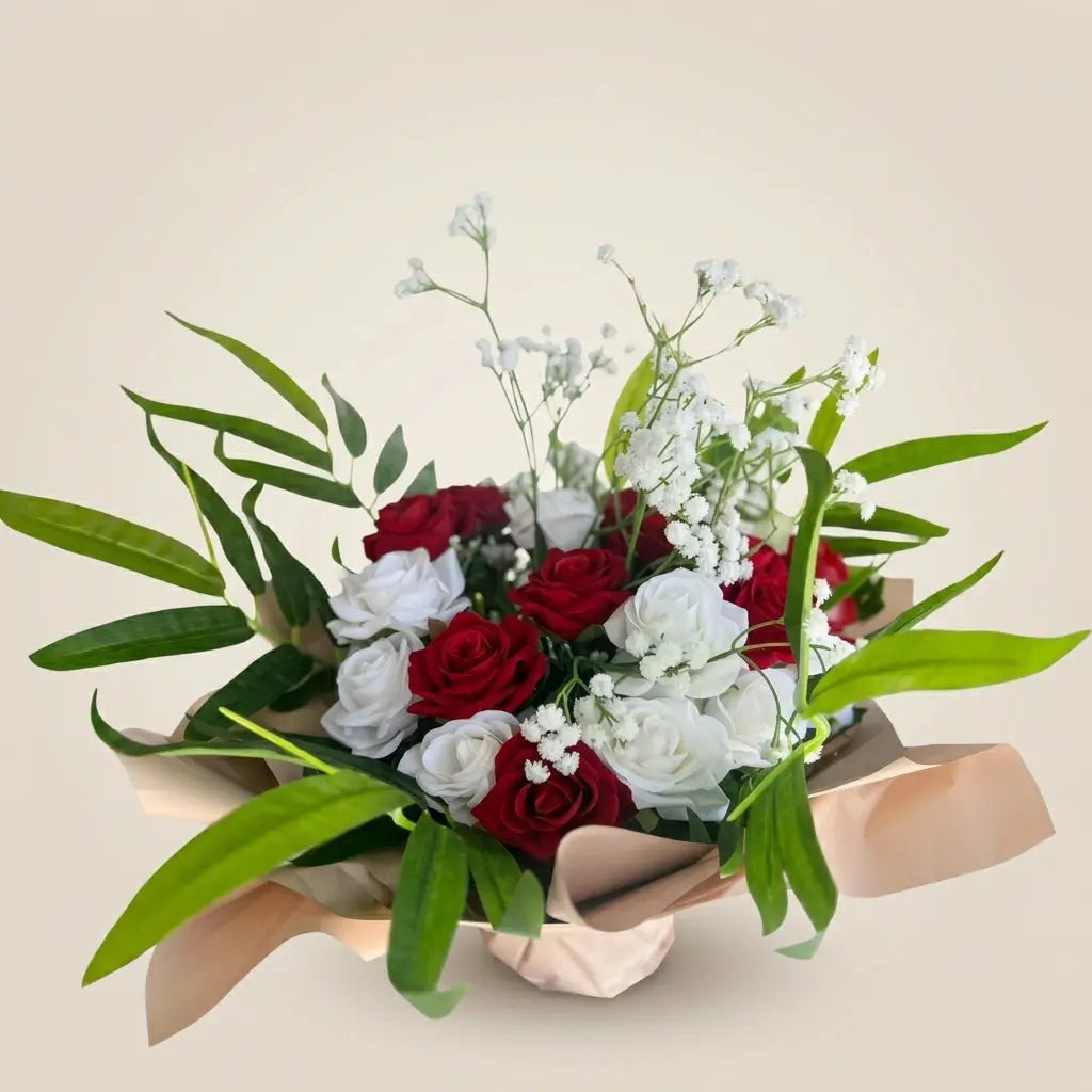 Bouquet de Roses Rouges & Blanches avec Gypsophile – Emballage Nude Élégant