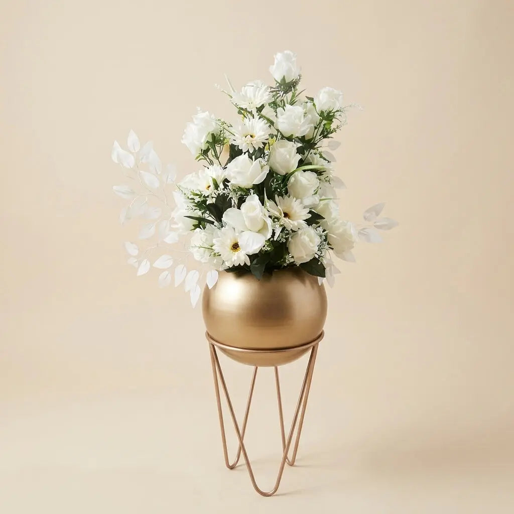 Composition Florale Artificielle Blanches & Vase Sphérique Doré Mat sur Pied