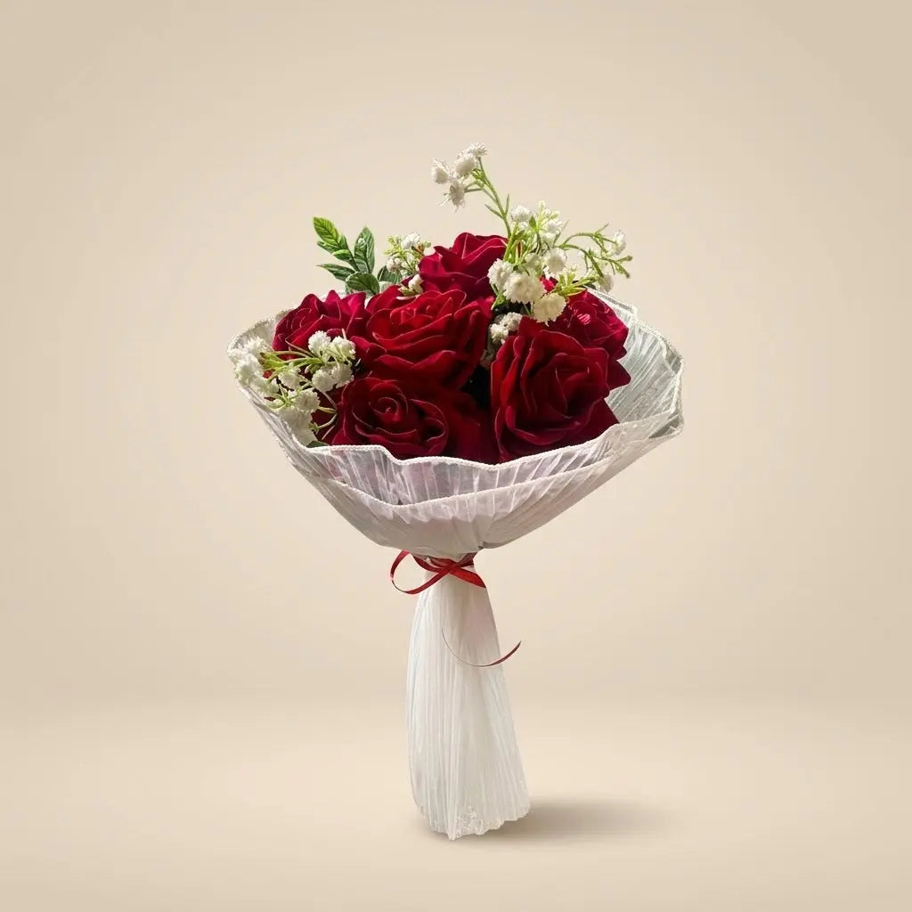 Bouquet de Roses Rouges Artificielles & Gypsophile – Emballage Tulle Romantique