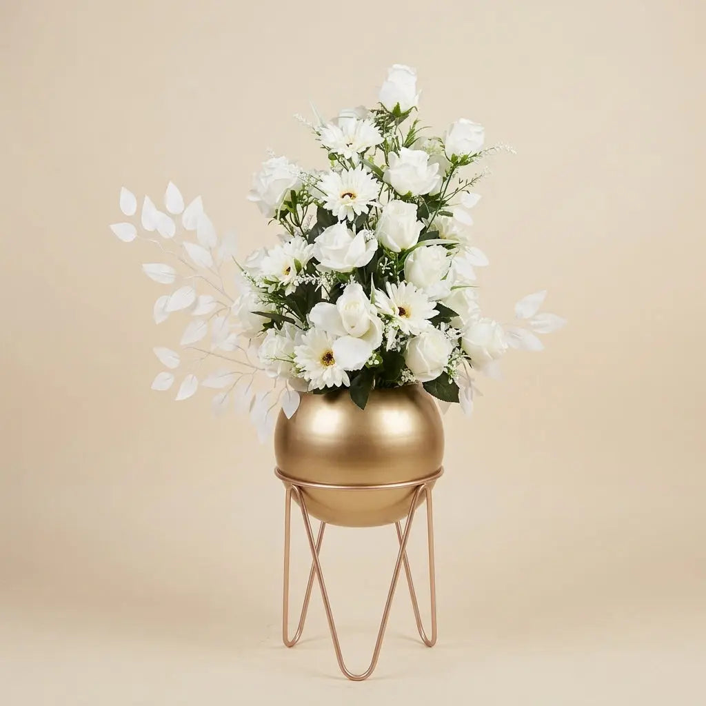 Composition Florale Artificielle Blanches et Vase Sphérique Doré sur Pied Chic