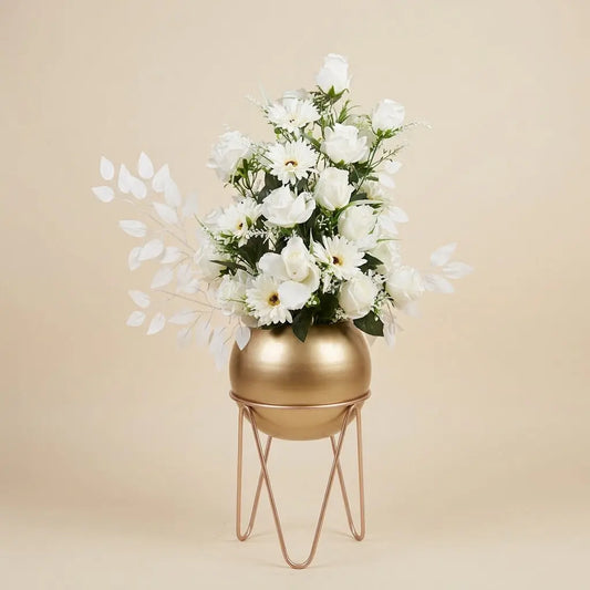 Composition Florale Artificielle Blanches et Vase Sphérique Doré sur Pied Chic