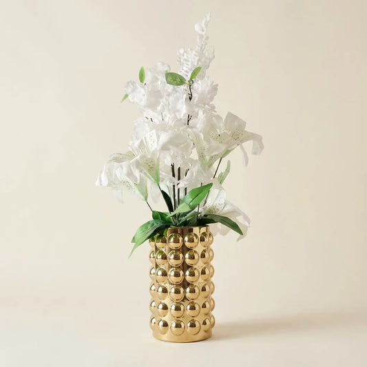 Vase Doré Perlato et Son Bouquet de Lys Blancs darlworod