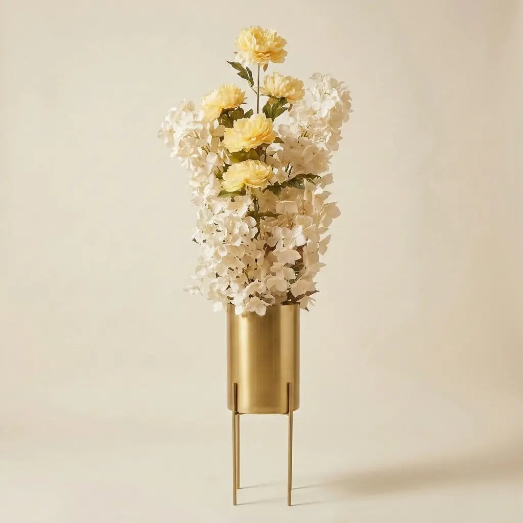 Arrangement Floral Éléganza et Pot en Laiton Doré darlworod