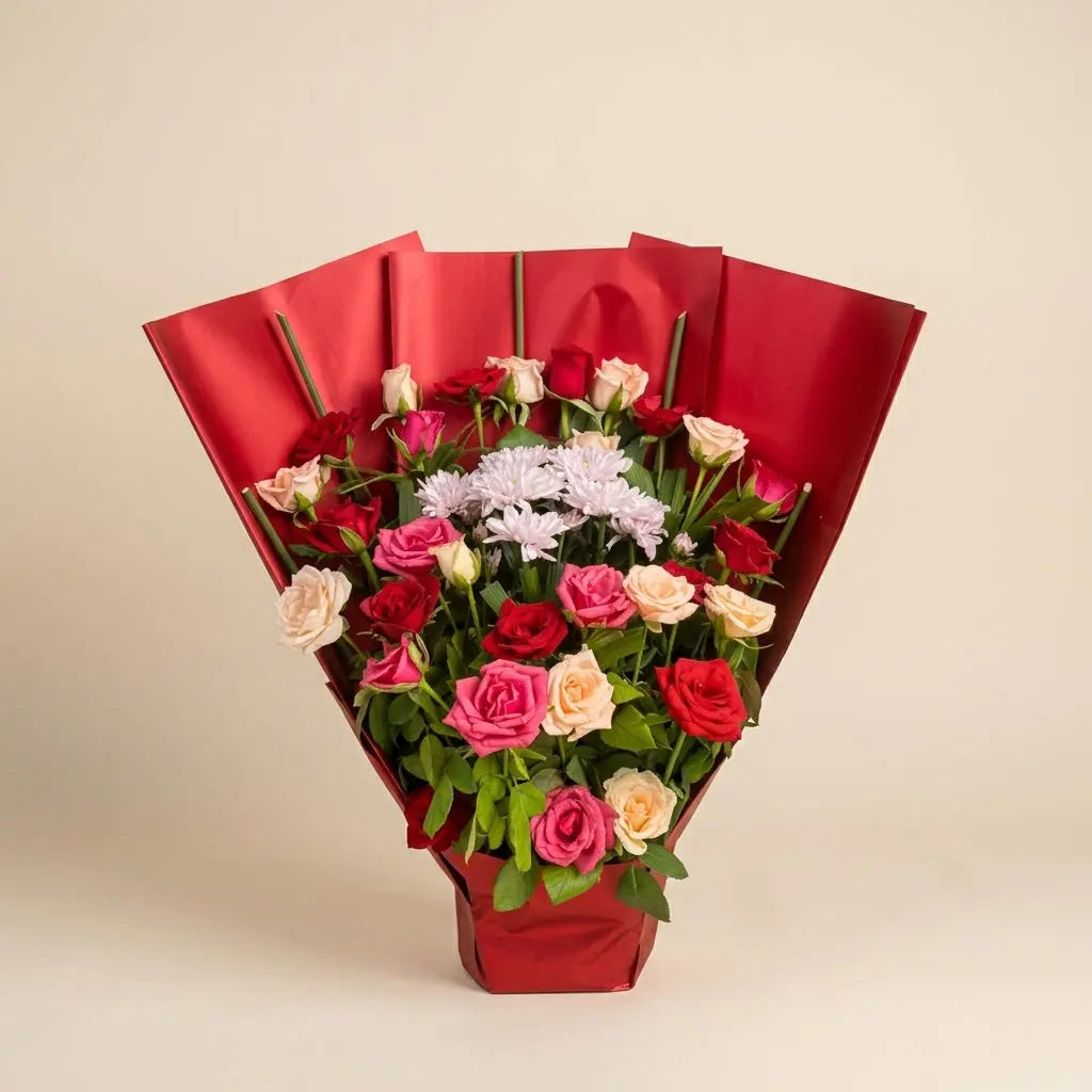 Grand Bouquet de Roses & Chrysanthèmes – Emballage Éventail Rouge Premium