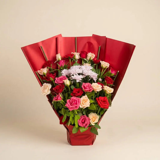 Grand Bouquet de Roses & Chrysanthèmes – Emballage Éventail Rouge Premium