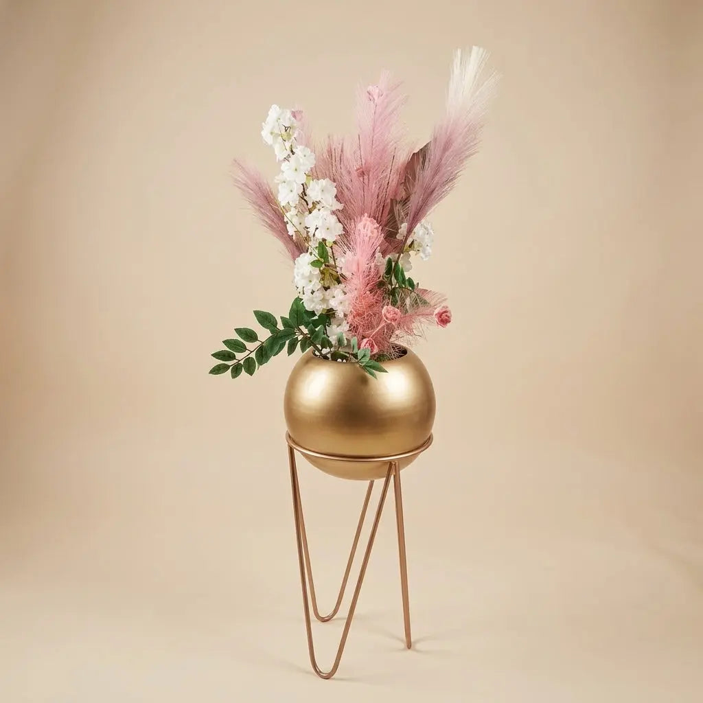 Composition Florale Herbes de Pampa Roses & Vase Sphérique Doré sur Pied