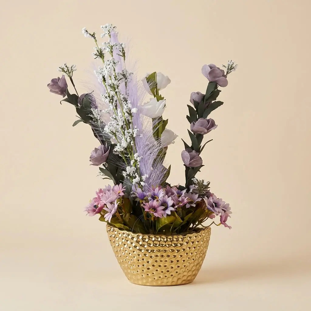 Composition Florale Mauve et Son Coupe-Vase Doré Martelée darlworod