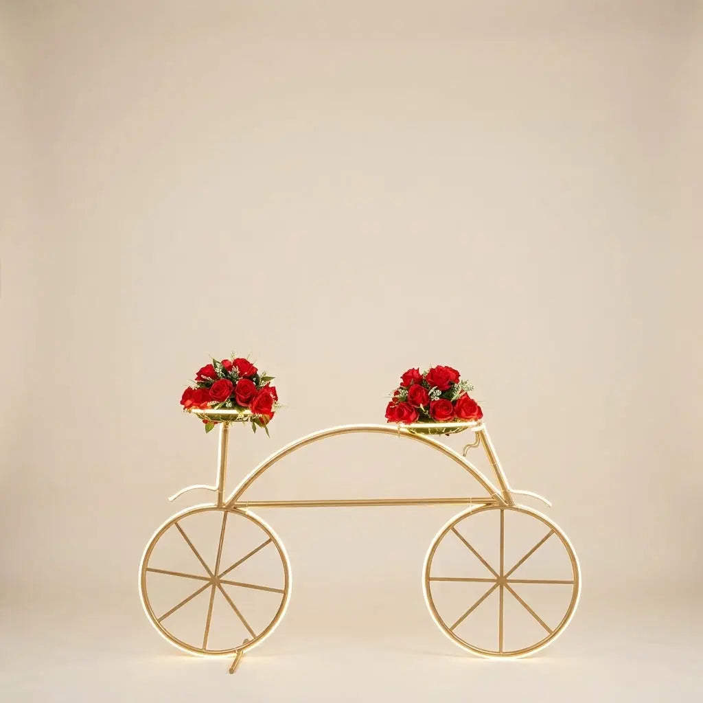 Support de Fleurs Vélo Doré Lumineux LED & Roses Rouges – Décoration Événementielle