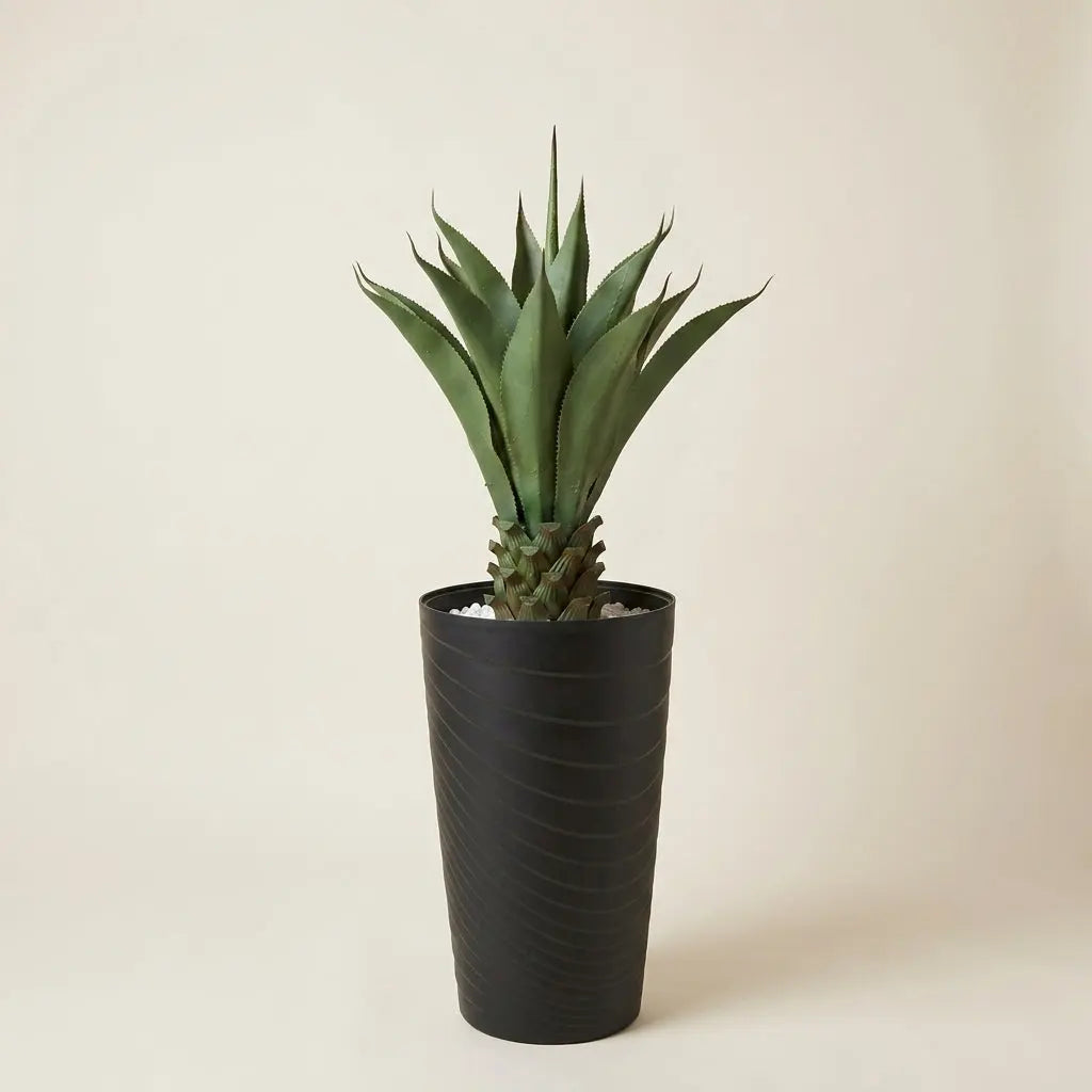 Agave Artificielle Contemporaine et Son Grand Pot Noir Sculpté darlworod